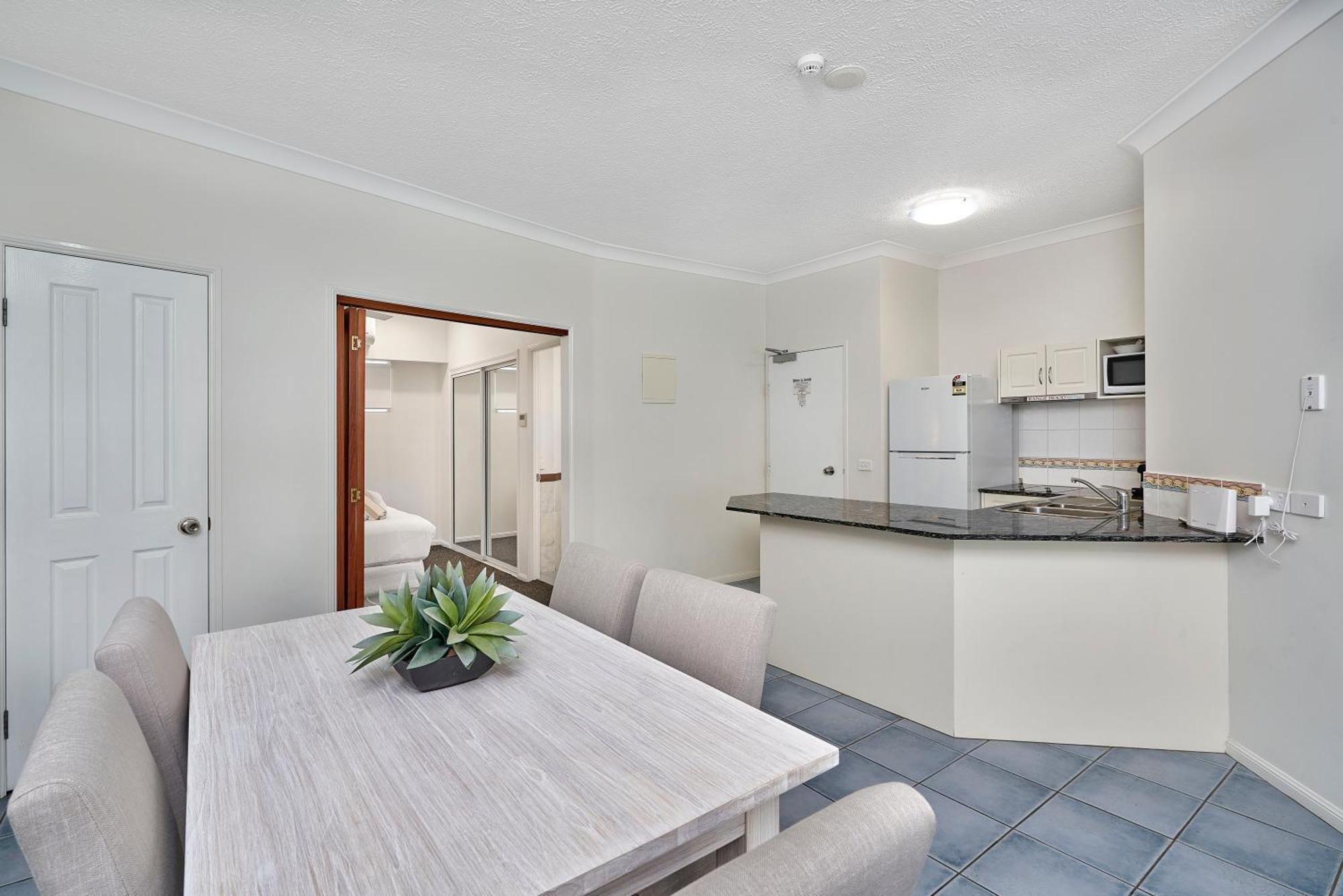 Alassio Apartments With Direct Pool Access Palm Cove Phòng bức ảnh